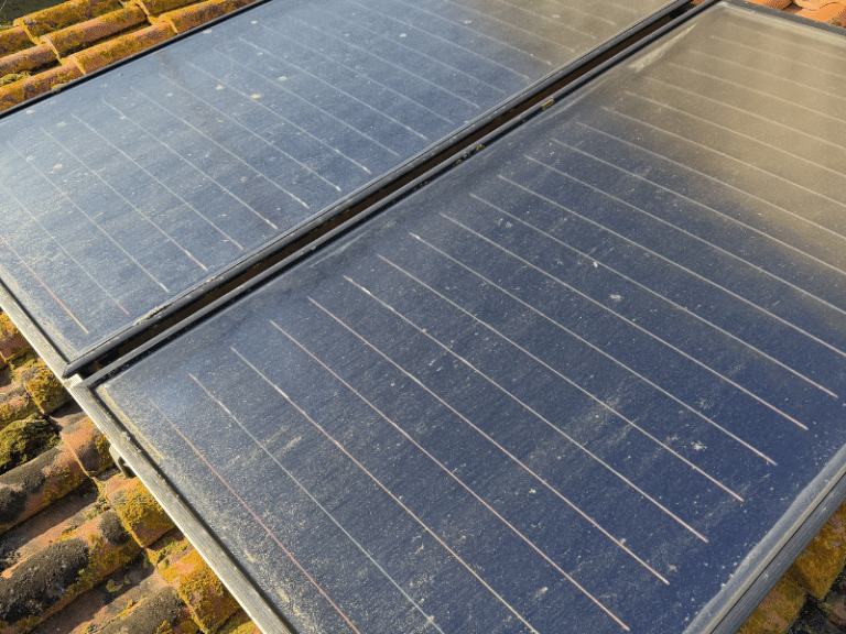 Zoom sur l'état des panneaux solaires avant le nettoyage à Talmont-Saint-Hilaire (85)