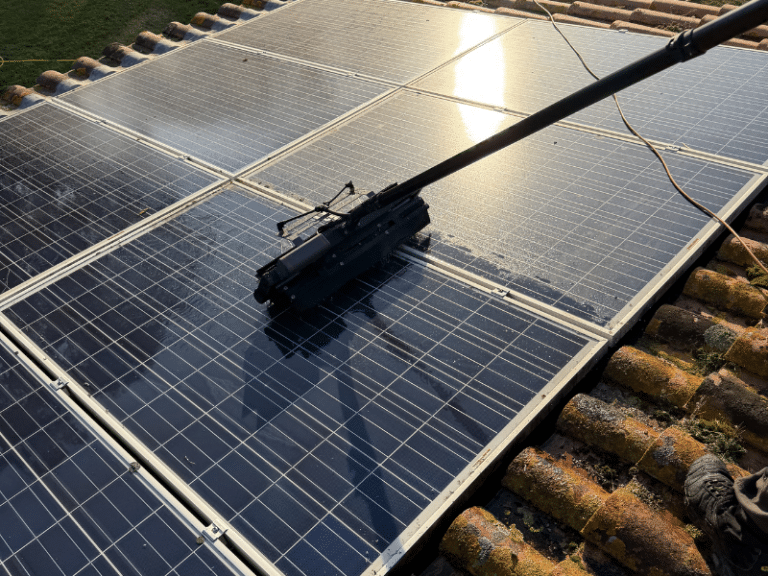 Avant - Après pendant le nettoyage des panneaux solaires à Talmont-Saint-Hilaire