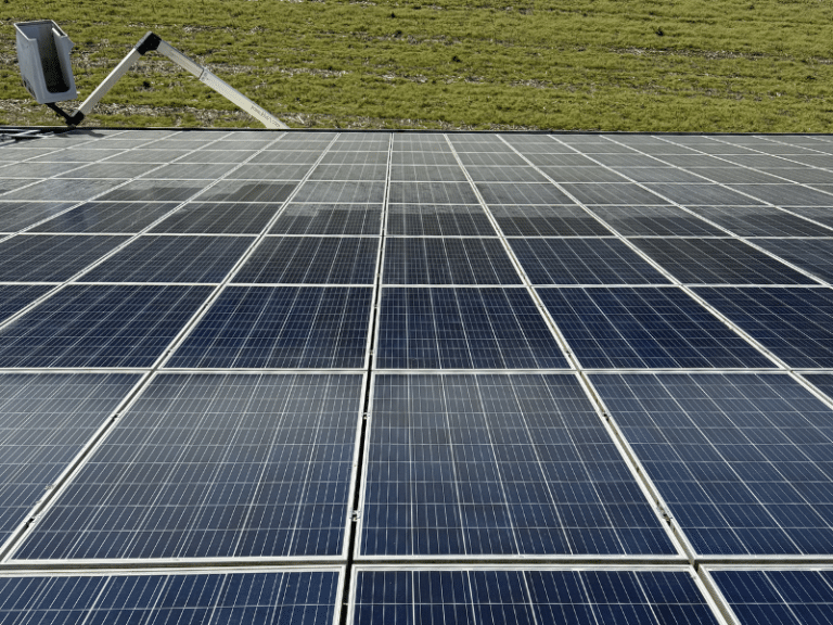 Panneaux solaires nettoyés pendant intervention professionnelle sur bâtiment agricole