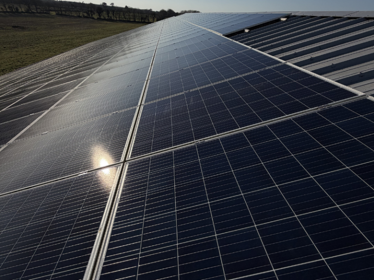 Panneaux solaires nettoyés après intervention professionnelle sur bâtiment agricole