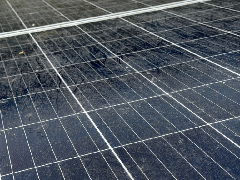 Panneaux photovoltaïques encrassés sur bâtiment agricole en Vendée avant nettoyage