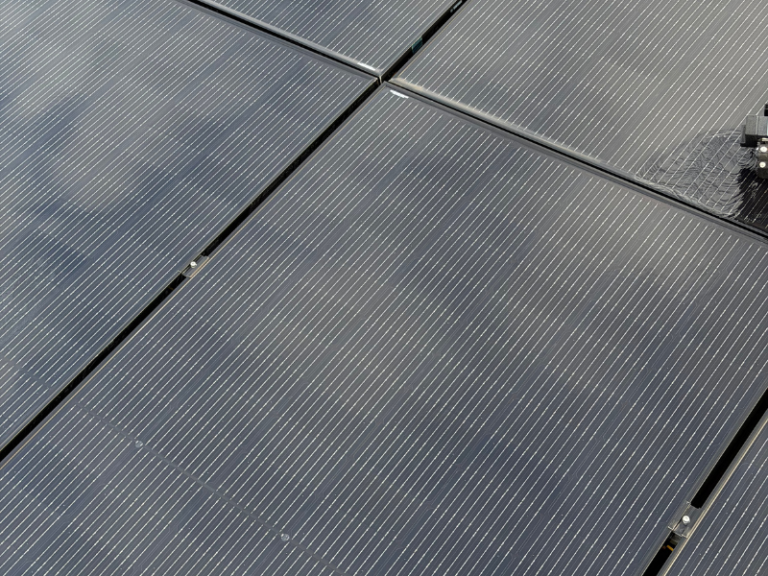 nettoyage panneaux solaires à begrolles en mauges pendant