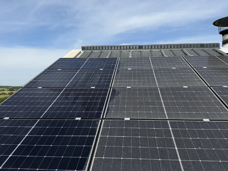 Nettoyage professionnel de panneaux photovoltaïques sur exploitation agricole à Montilliers