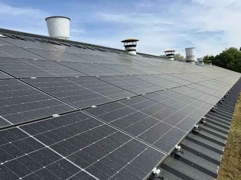 Panneaux photovoltaïques encrassés sur bâtiment agricole à Montilliers