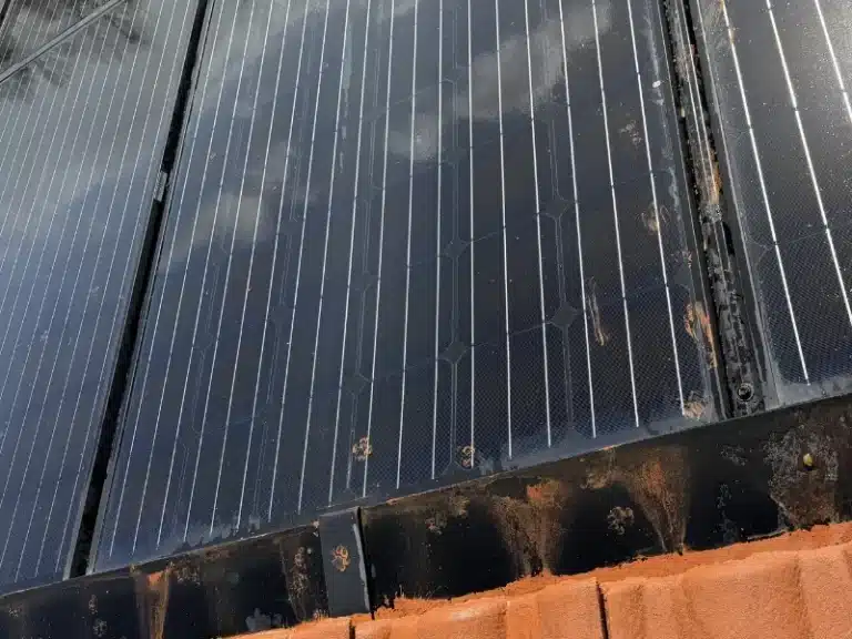 des panneaux solaires nettoyés malgré des traces d'usure