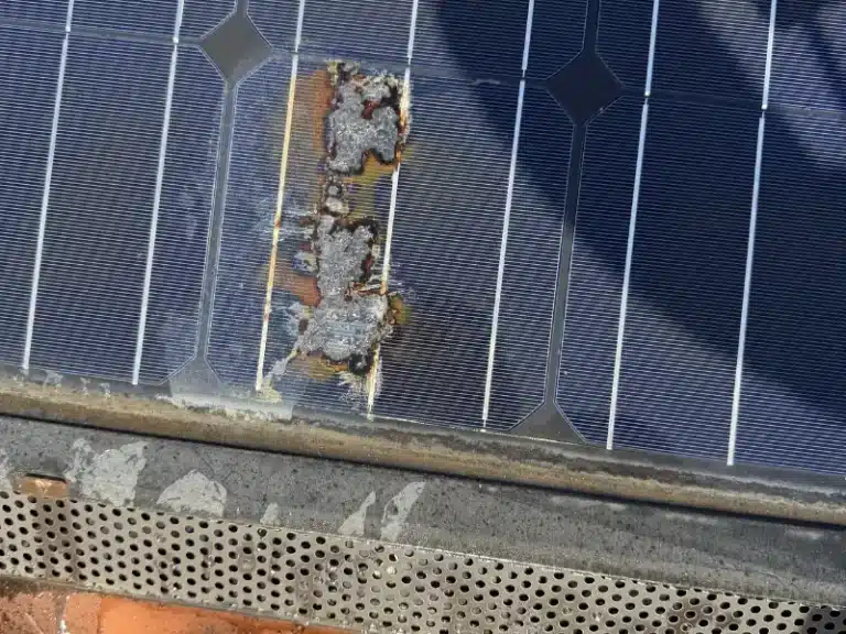 cellule de panneau solaire abimée