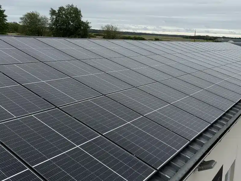 Nettoyage de panneaux solaires à Tours - batiment industriel