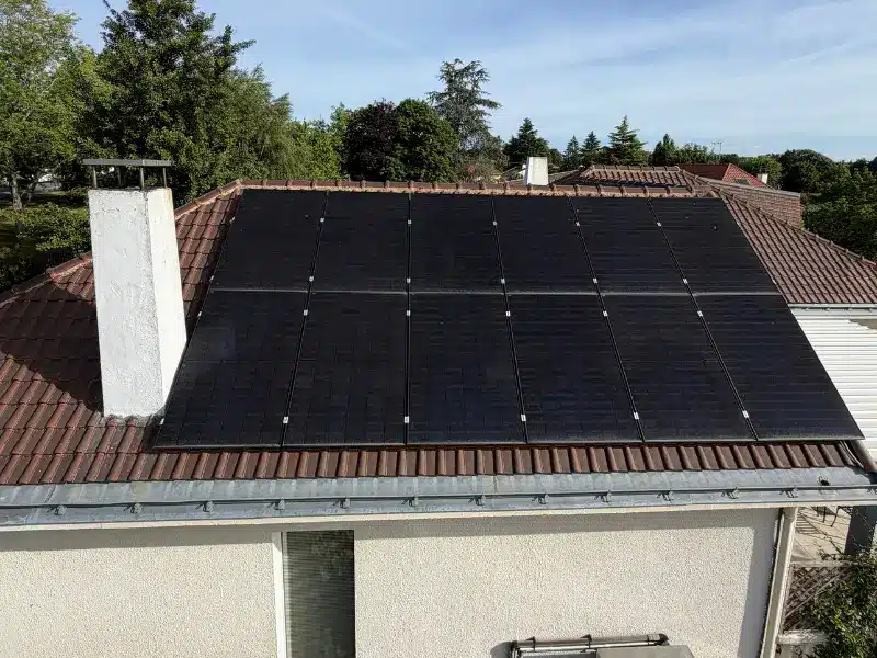 Panneaux photovoltaïques encrassés par le pollen à Cholet