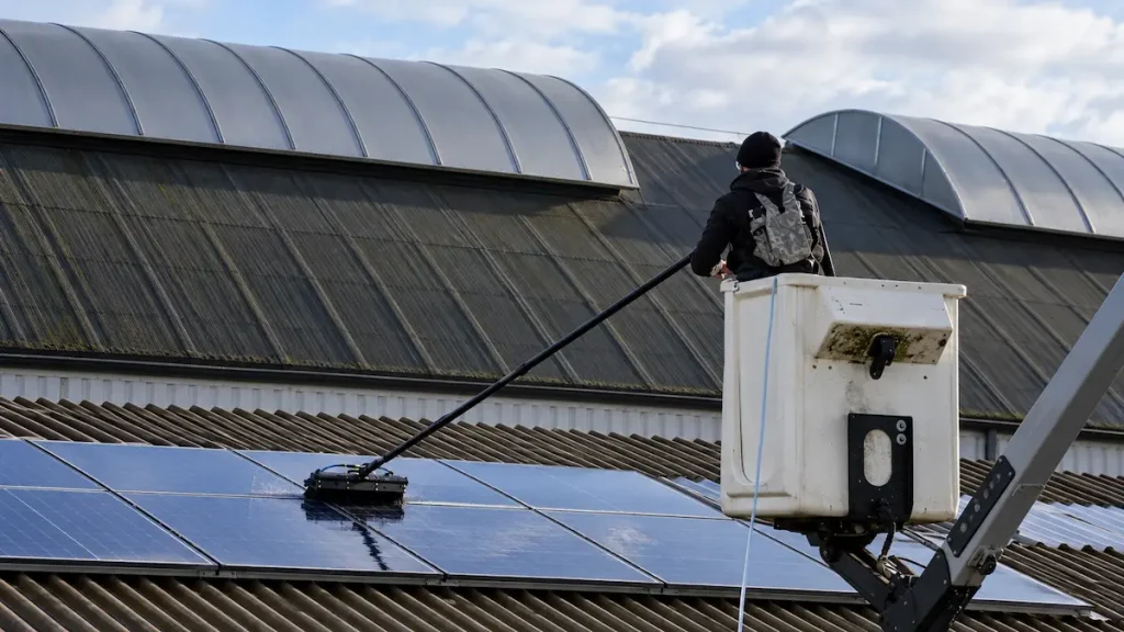camion nacelle et brosse de nettoyage panneaux solaires